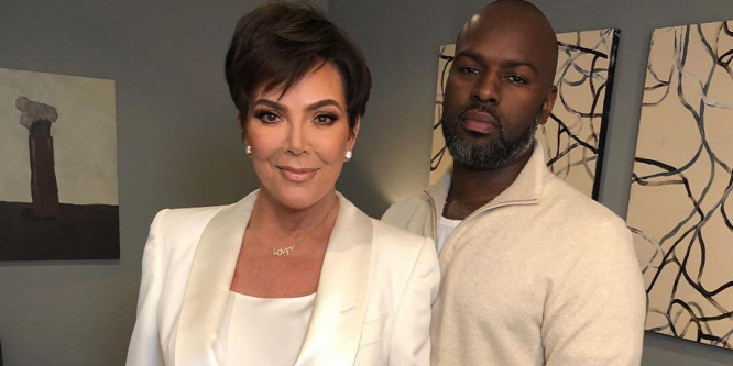 Így bulizott a Kardashian lányok anyja a 25 évvel fiatalabb szerelmével
