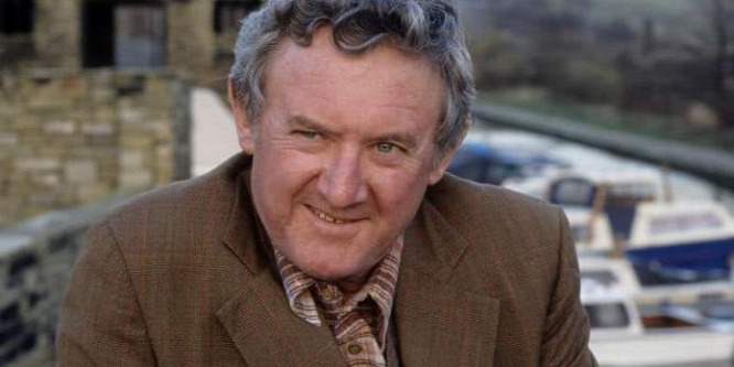 Meghalt Niall Tóibín