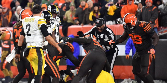 Elképesztő tömegverekedés az NFL-ben