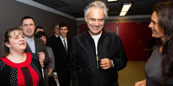 Andrea Bocelli látássérültekkel találkozott budapesti koncertje előtt - FOTÓK