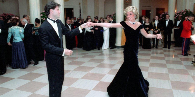 Közel 90 millió forintnak megfelelő fontért kelt el Diana hercegnő Travolta-ruhája