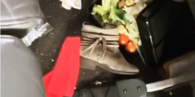 Förtelmes disznóólat hagytak az utasok a repülőn – videó