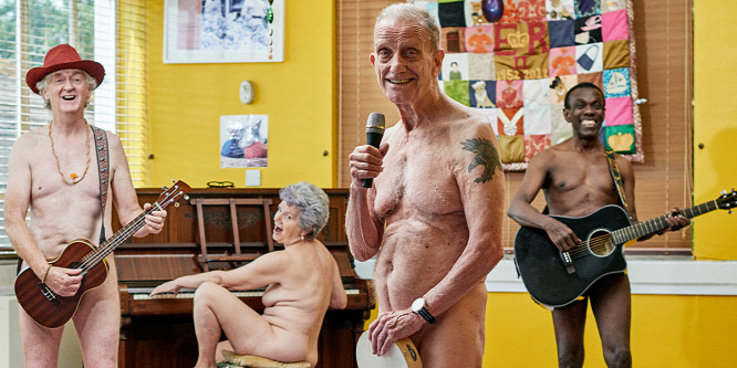 Levetkőztek az idősek otthona dolgozói - Fotók (18+)