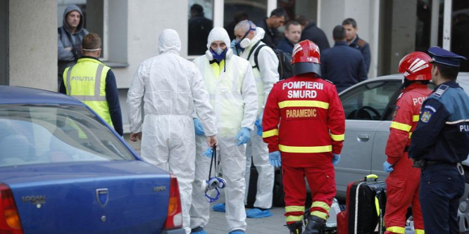 Kórházba kerültek a temesvári tömbházban vizsgálódó rendőrök