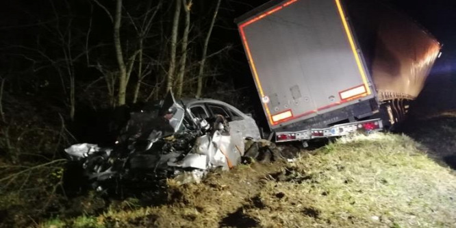 Szörnyethalt a kamionnal karambolozó sofőr Ajkánál