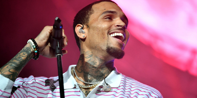 Micsoda fogak! Extrém szépészeti beavatkozáson esett át Chris Brown