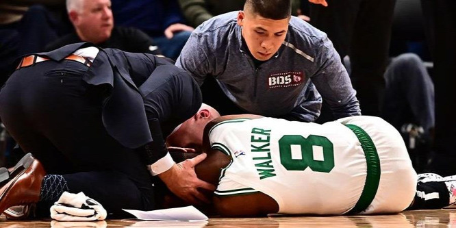 Összeütközött csapattársával az NBA-sztár, hordágyon vitték le - videó