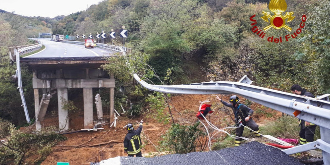 Leszakadt egy viadukt a súlyos árvízhelyzetben Észak-Olaszországban