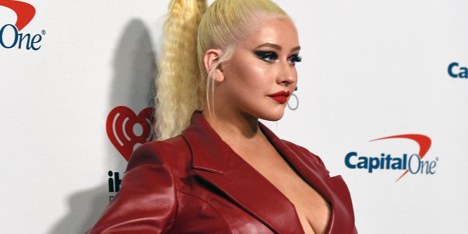 Hatalmas fallosszal a lába között lépett színpadra Christina Aguilera - kép