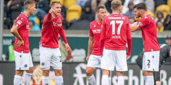 Vicces gól Németországból, ketten rúgtak luftot a gólvonalon - videó