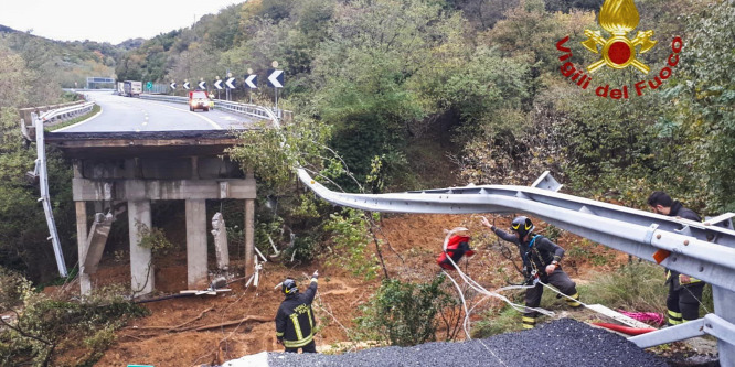 Összeomlott egy viadukt Olaszországban