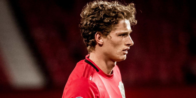 Először került be a Manchester United keretébe a rákot legyőző védő