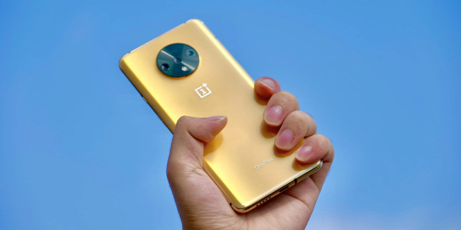Így néz ki aranyban a OnePlus 7T prototípusa