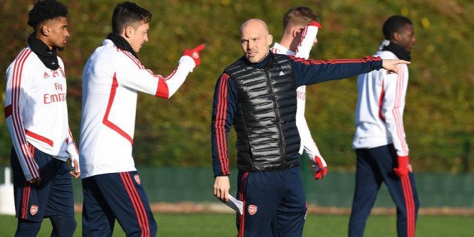 Az Arsenal játékosait nem hatotta meg a bukott edző elküldése