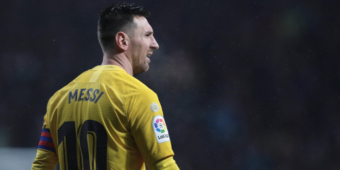 Esernyővel próbálták megdobni Lionel Messit