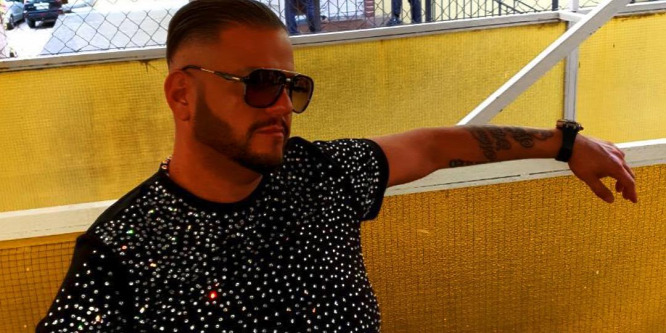 Emilio úgy szereti új dobfelszerelését, mint a feleségét