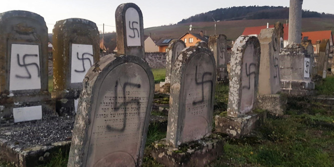 107 zsidó sírt gyaláztak meg Franciaországban