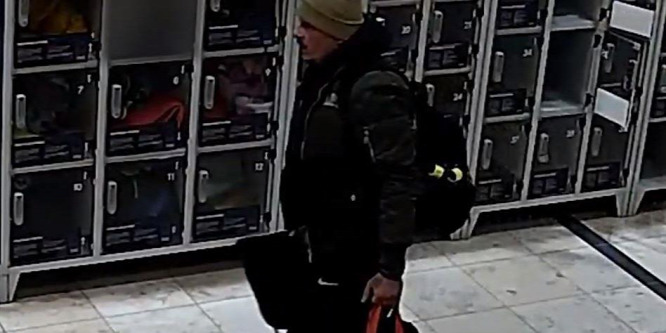 Bevásárlóközpont csomagmegőrzőjéből lopott - videó