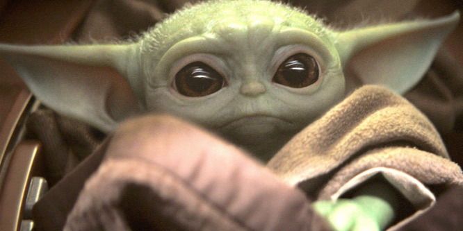 Most megláthatod, mi rejtőzik Baby Yoda ruhája alatt - Fotó
