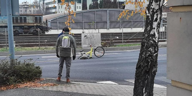 Beszakadt az út, biciklit raktak a lyukba Győrben