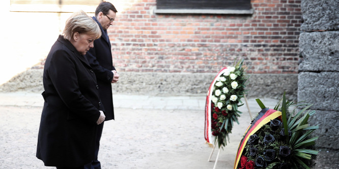 Angela Merkel Auschwitzban: Mély szégyenérzet fog el a németek barbár bűnei miatt