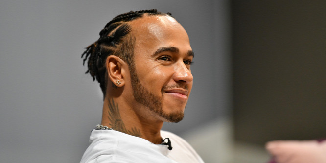 Hamilton jól érzi magát a Mercedesnél, de nem zárta ki az átigazolást
