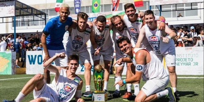Neymar magyar focistáktól kapott Rubik-kockát és Túró Rudit