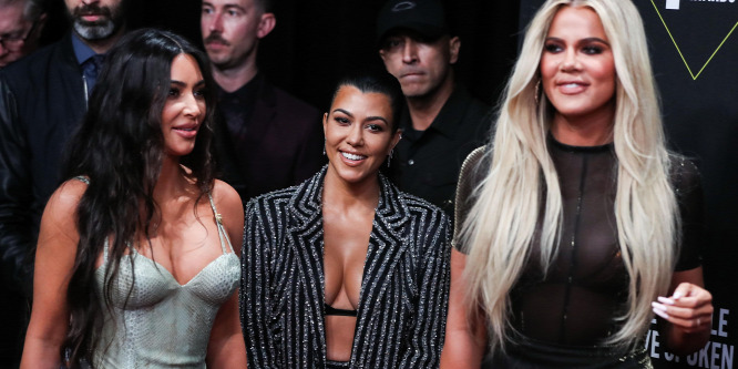 Félmeztelenül pózol legújabb videójában a legidősebb Kardashian (18+)