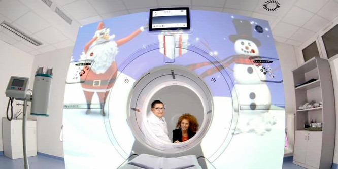 Mesefigurák szórakoztatják a gyermekeket CT-vizsgálat közben
