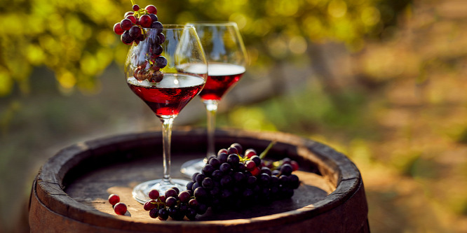 Több ezer liternyi drága bor folyt ki a tartályból: alkoholban úszott a spanyol üzem - Videó