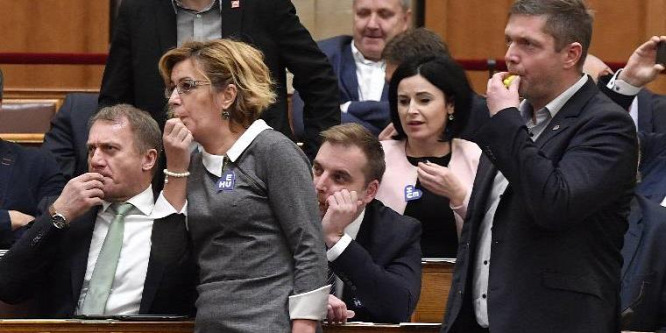 Trágárkodás, üvöltözés, botránykeltés: ezentúl sokba kerülhet az ellenzéknek a cirkusz