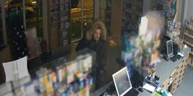 A kirakatüveget betörve raboltak ki egy budapesti patikát - videó
