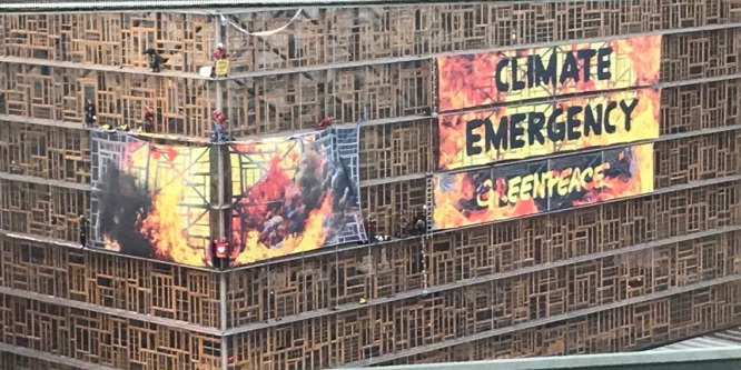 Eltávolították a Greenpeace aktivistáit a hamarosan kezdődő EU-csúcstalálkozó helyszínéről