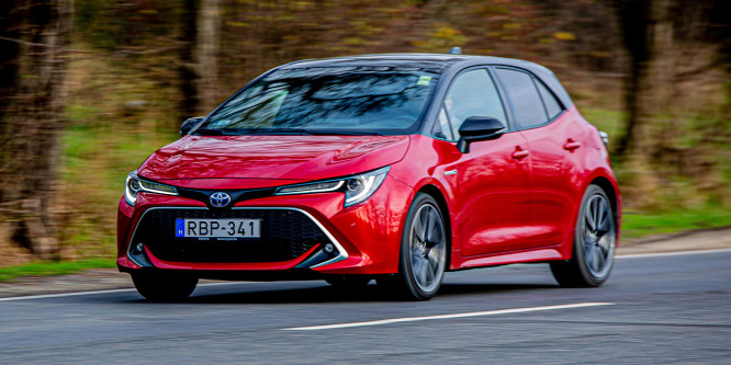 Végre egy hibrid, ami nemcsak spórolni tud, hanem sportolni is - Toyota Corolla 2.0 Hybrid Driving Force teszt