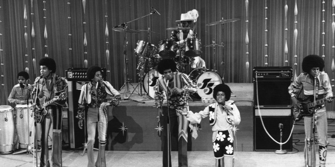 Koraszülötteket menthet a legendás The Jackson 5 gyémántgyrje