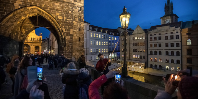 Gázlámpákat gyújtanak a prágai Károly hídon