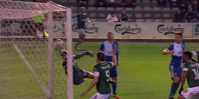 Az év védésével juttatta tovább csapatát a kapus az FA-kupában - videó