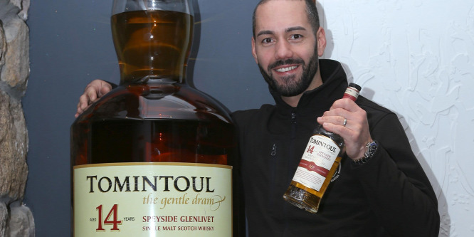 Eladták a világ legnagyobb whiskys üvegét