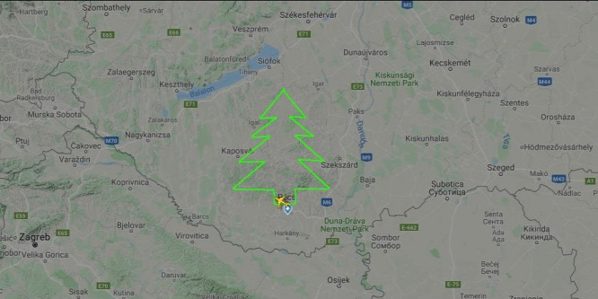 Hatalmas karácsonyfát varázsoltak Magyarország egére