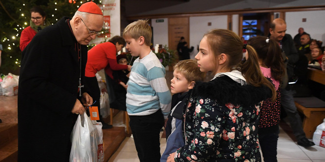 Erdő Péter és Mádl Dalma osztott névre szóló ajándékcsomagokat rászoruló gyermekeknek