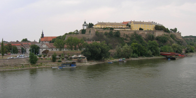 Részeges toronyóra bolondítja meg az időt a Duna Gibraltárján