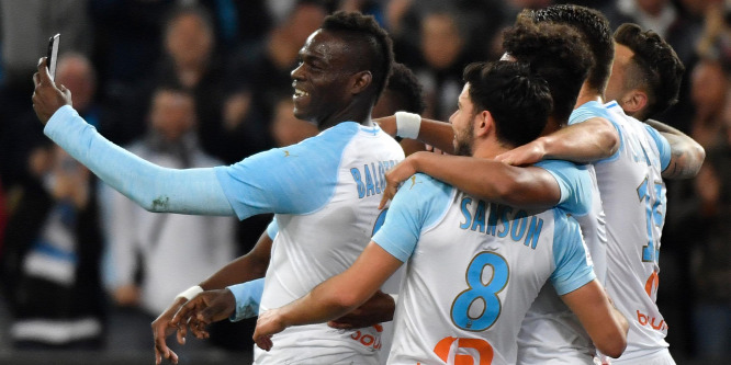 Felöklelt edző, pályán szelfiző Balotelli - 2019 legviccesebb focivideói