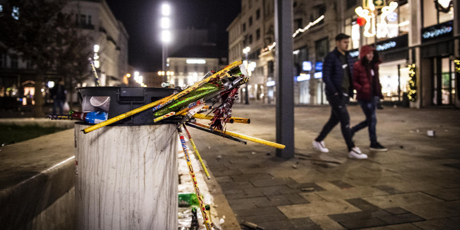 Ez maradt az utcán a szilveszterezők után Budapesten - fotók