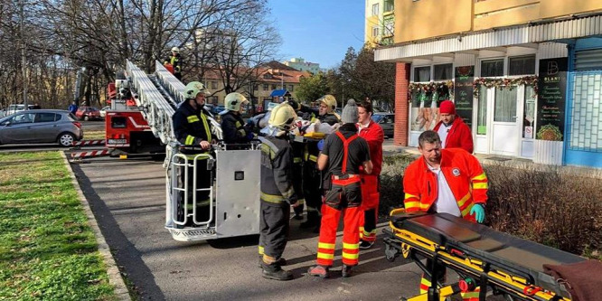 Újraélesztették, majd tűzoltódaruval hozták le a 9. emeletről