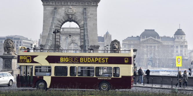 Meglepődve tapasztalják a buszvezetők, hogy nem hajthatnak fel a Lánchídra