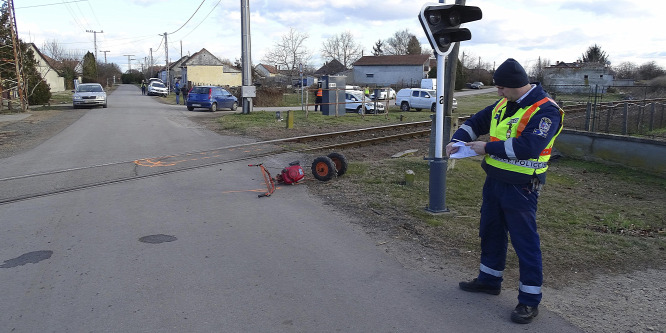 Kerti traktorral ütközött egy vonat Tiszaalpáron