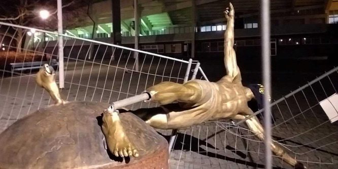 Áthelyezhetik Ibrahimovic megrongált malmői szobrát