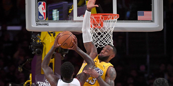 Húsz dobást blokkolva verte a Lakers a Pistonst