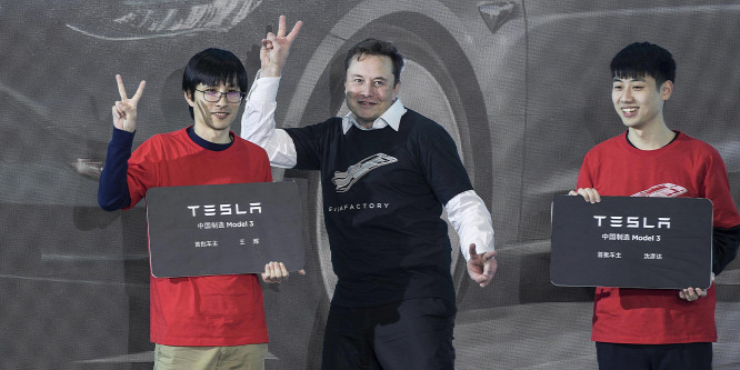 Elkészültek az első autók a Tesla kínai gyárában