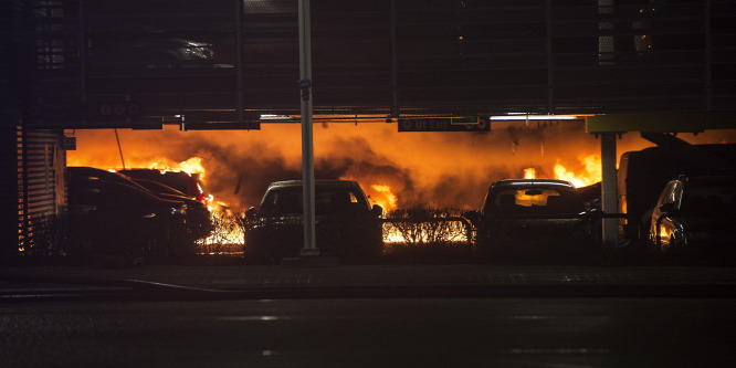 Tűz volt egy norvég reptéren, több száz autó semmisült meg